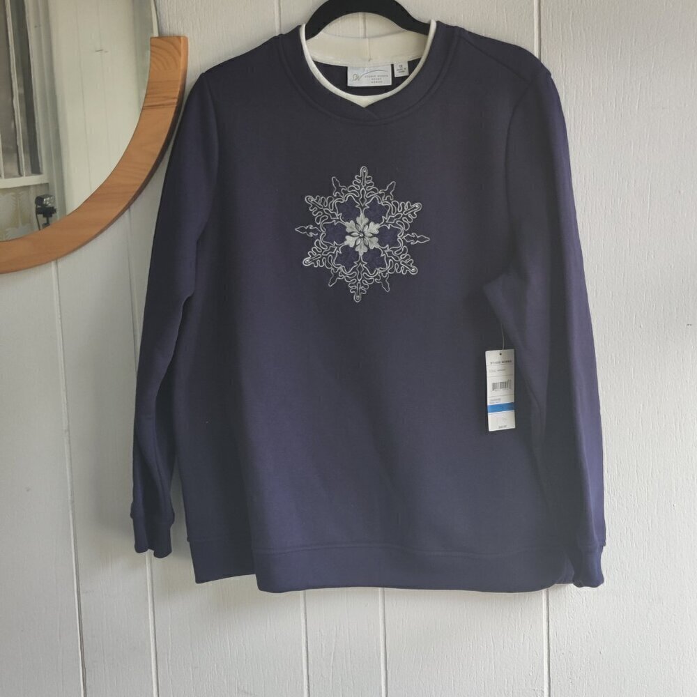Studio Works Sport sweatshirt with snowflake design. Navy Blue & white collar 1X - Picture 2 of 8